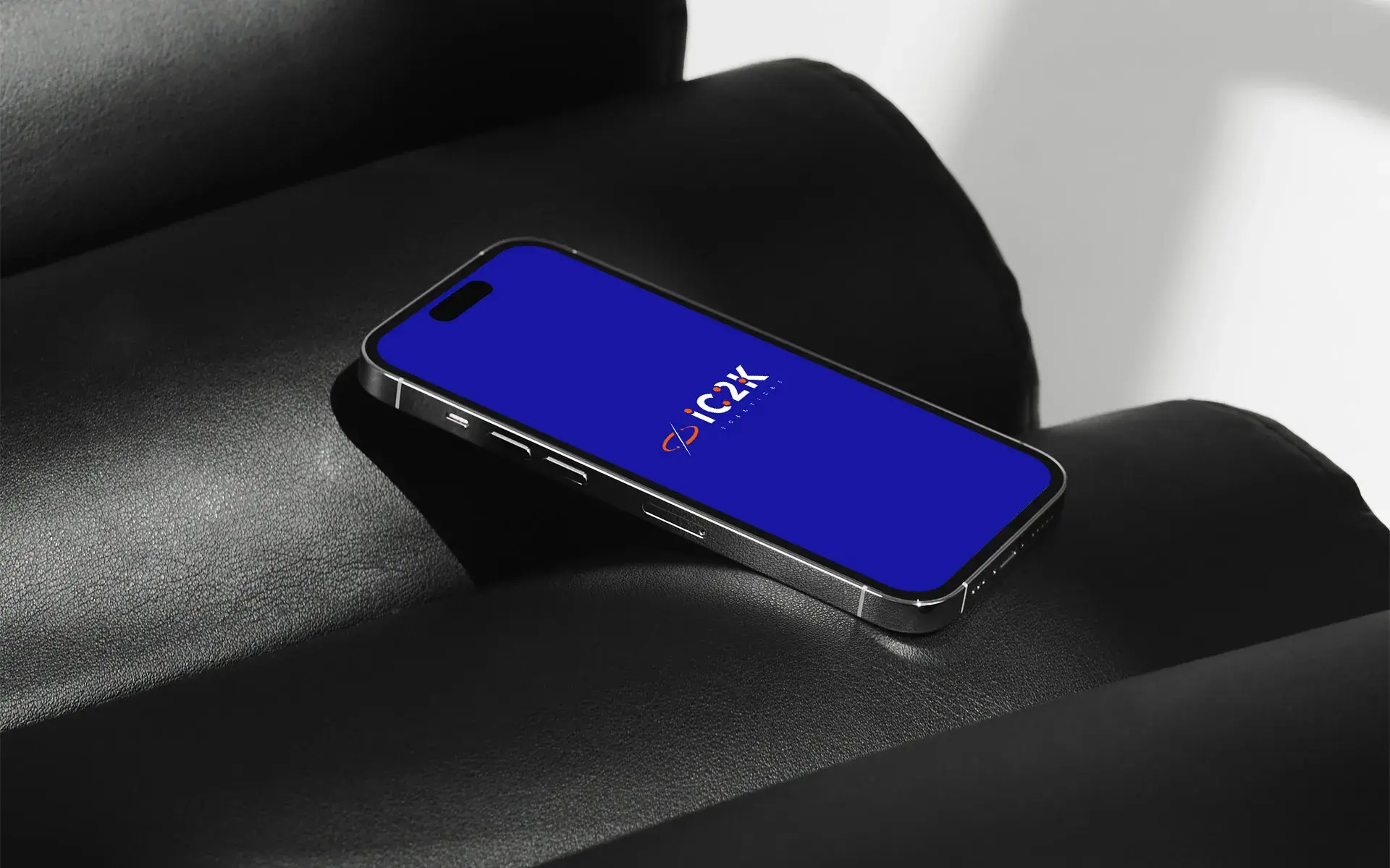 Diseño del logotipo de IC2K en pantalla de móvil