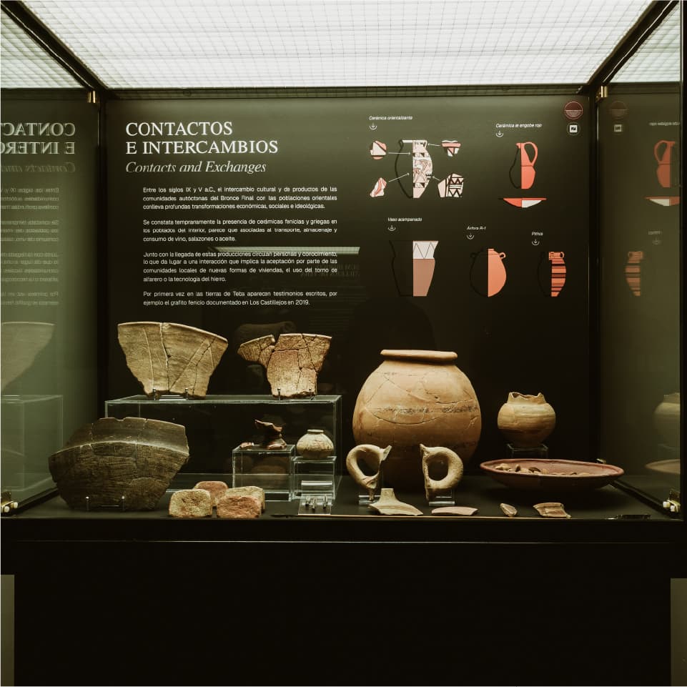 Vitrina sobre cerámica del Museo Histórico Municipal de Teba